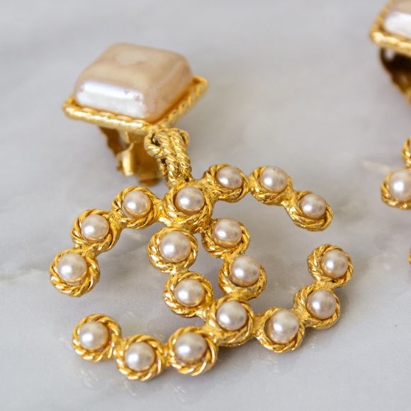 Chanel Vintage S/S 1992 Gold-Plated CC Logo Pearl Collection 28 Clip Earrings - Picture 5 of 11